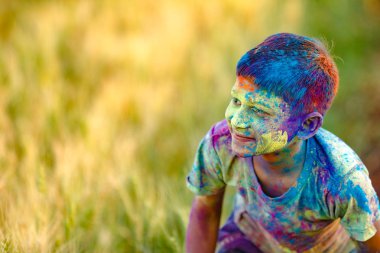 Holi Festivali içinde renk ile oynayan Hintli çocuk