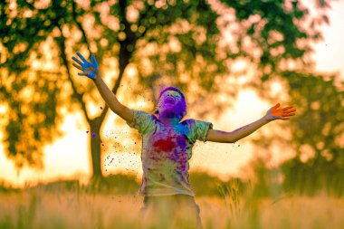 Holi Festivali içinde renk ile oynayan Hintli çocuk