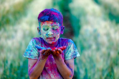 Holi Festivali içinde renk ile oynayan Hintli çocuk