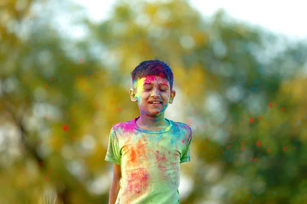 Ινδική Παιδί Που Παίζει Χρώμα Στο Φεστιβάλ Holi — Φωτογραφία Αρχείου