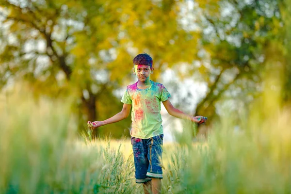 印度儿童玩的颜色在霍利节 — 图库照片