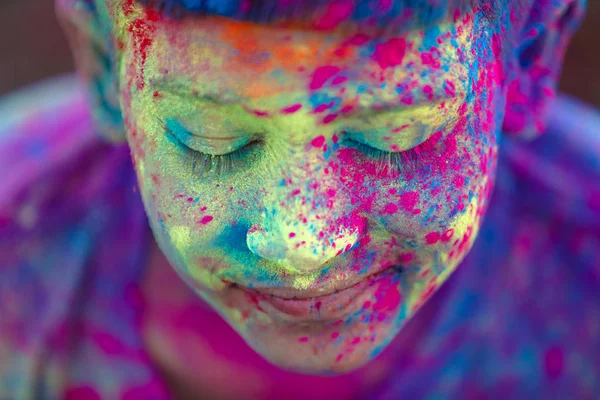Holi Festivali içinde renk ile oynayan Hintli çocuk