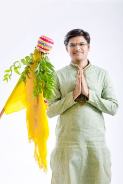 Gudi Padwa Marathi yeni yıl, genç Hint kutluyor Gudi Padwa Festivali
