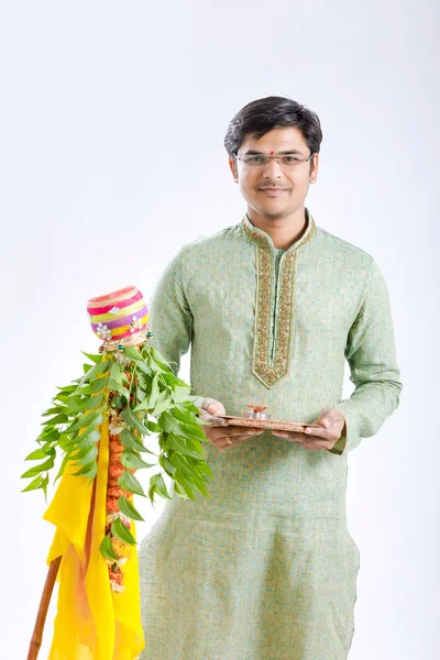 Gudi パドバマラーティー新年 Gudi パドバ祭を祝う若いインド — ストック写真