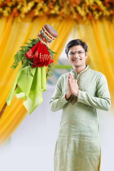 古迪帕德瓦玛拉蒂新年 年轻的印度庆祝古迪帕德瓦节 — 图库照片