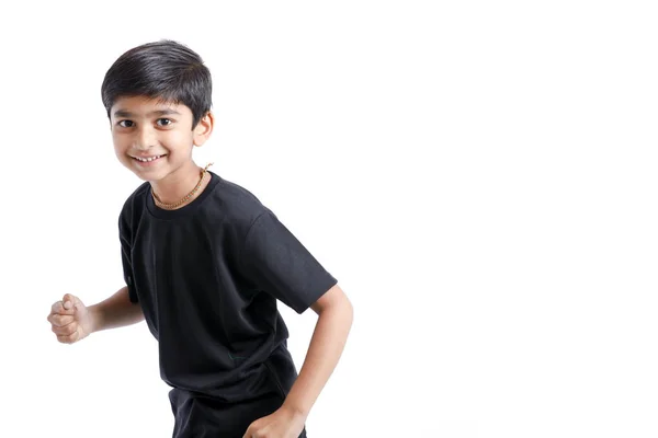 Niedlichen Indischen Kleinen Jungen Spielen Laufen Und Geben Mehrere Ausdruck — Stockfoto