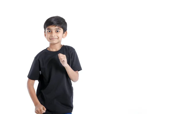 Draguta Indian Băiețel Joc Alergând Dând Expresie Multiplă — Fotografie, imagine de stoc