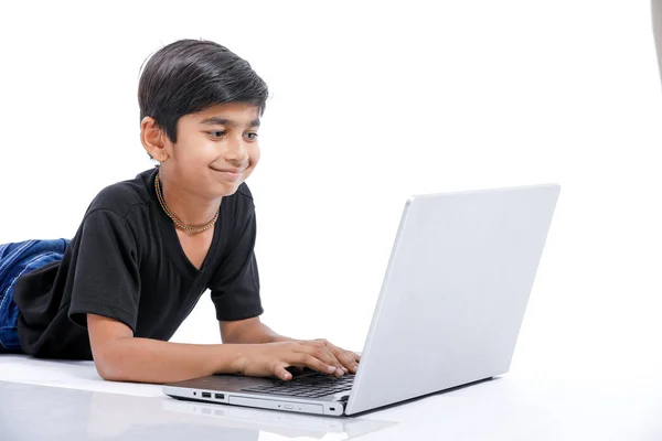 Симпатичный Маленький Индийский Азиатский Мальчик Изучающий Играющий Игру Ноутбуком — стоковое фото