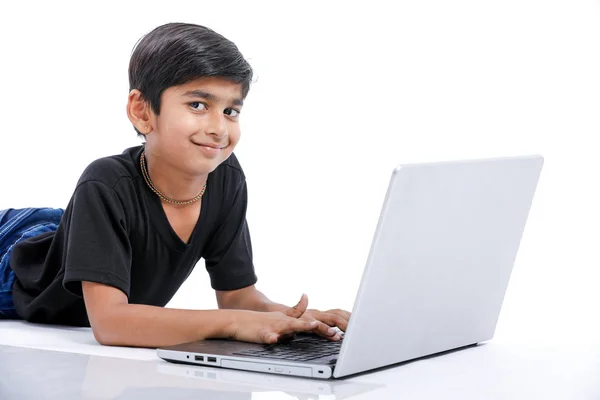 Netter Kleiner Indischer Asiatischer Junge Lernt Oder Spielt Mit Laptop — Stockfoto