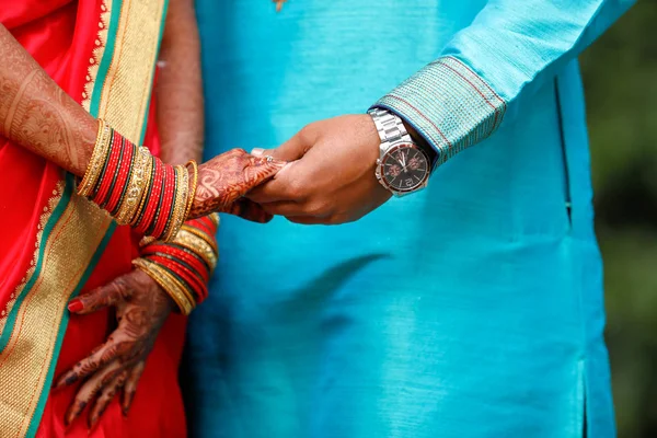 Golden Engagement Ring Hand — Fotografia de Stock