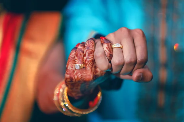 Golden Engagement Ring Hand — Fotografia de Stock