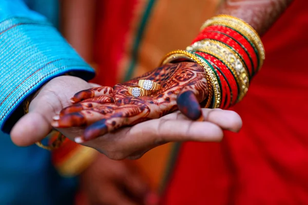 Golden Engagement Ring Hand — Fotografia de Stock