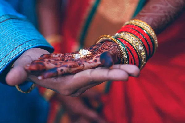 Golden Engagement Ring Hand — Fotografia de Stock