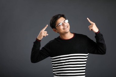 Genç Hintli yön el ile gösterilen