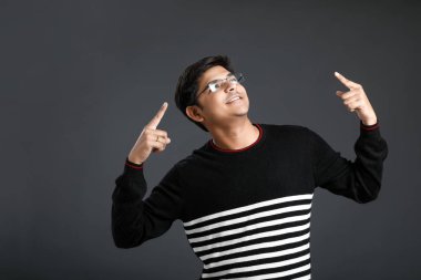 Genç Hintli yön el ile gösterilen