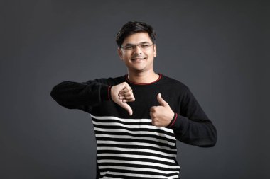 Genç Hintli adam yumruk gösterilmesini