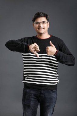 Genç Hintli adam yumruk gösterilmesini