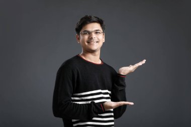 Genç Hintli yön el ile gösterilen