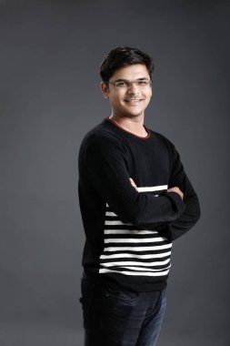 mutlu genç Hintli adam