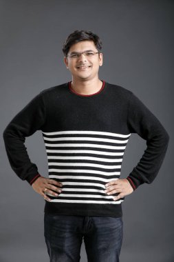 mutlu genç Hintli adam