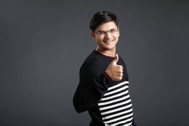 Genç Hintli adam yumruk gösterilmesini