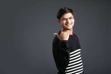 Genç Hintli adam yumruk gösterilmesini