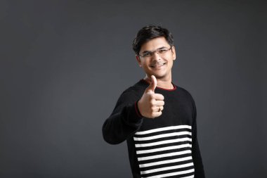 Genç Hintli adam yumruk gösterilmesini