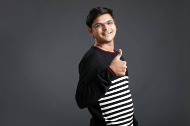 Genç Hintli adam yumruk gösterilmesini