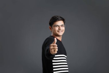 Genç Hintli adam yumruk gösterilmesini