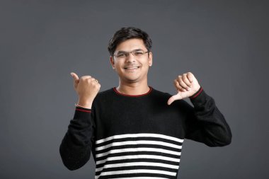 Genç Hintli adam yumruk gösterilmesini