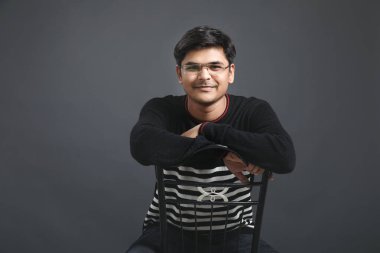 mutlu genç Hintli adam