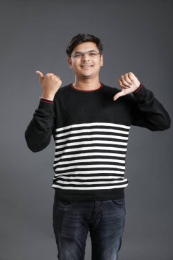 Genç Hintli adam yumruk gösterilmesini