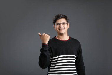 Genç Hintli adam yumruk gösterilmesini