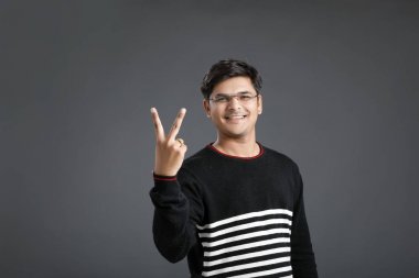 Genç Hintli yön el ile gösterilen