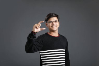 Genç Hintli yön el ile gösterilen