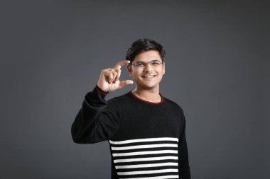 Genç Hintli yön el ile gösterilen