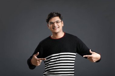 Genç Hintli yön el ile gösterilen