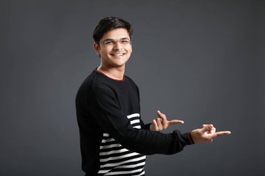 Genç Hintli yön el ile gösterilen