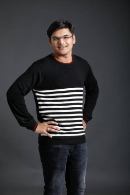 mutlu genç Hintli adam