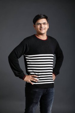 mutlu genç Hintli adam