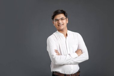 mutlu genç Hintli adam