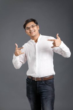 Genç Hintli yön el ile gösterilen