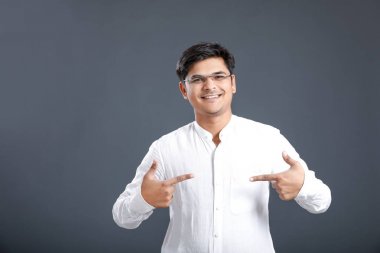 Genç Hintli yön el ile gösterilen