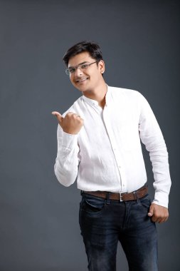 Genç Hintli adam yumruk gösterilmesini