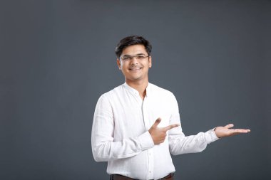 Genç Hintli yön el ile gösterilen