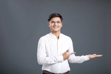 Genç Hintli yön el ile gösterilen