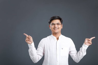 Genç Hintli adam yumruk gösterilmesini