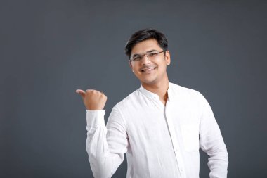 Genç Hintli adam yumruk gösterilmesini