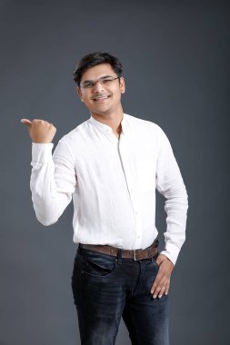 Genç Hintli adam yumruk gösterilmesini