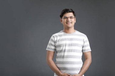 mutlu genç Hintli adam